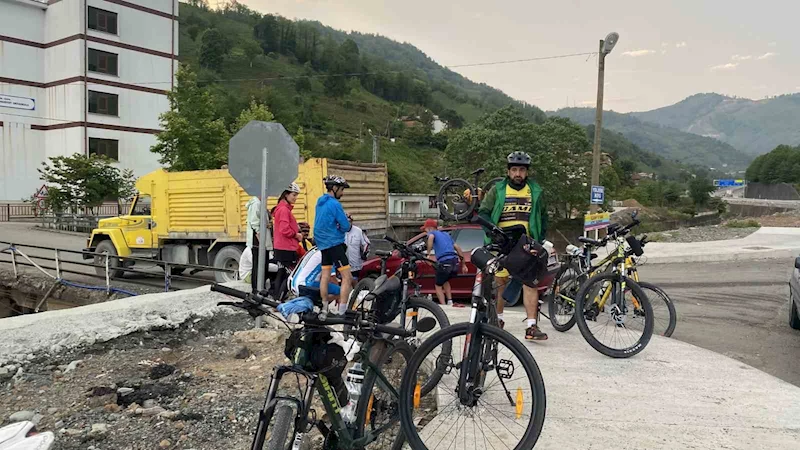 İranlı bisikletçiler ’Dünya yeşil kalsın, savaş olmasın’ diye pedal çevirdiler
