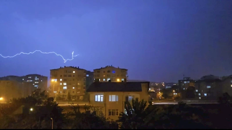 Sungurlu’da şimşekler gökyüzünü aydınlattı
