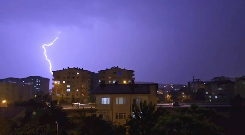 Sungurlu’da şimşekler gökyüzünü aydınlattı
