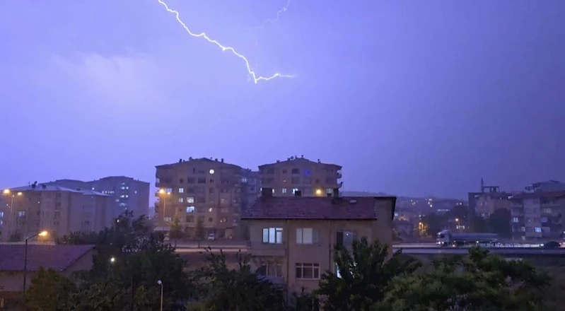 Sungurlu’da şimşekler gökyüzünü aydınlattı
