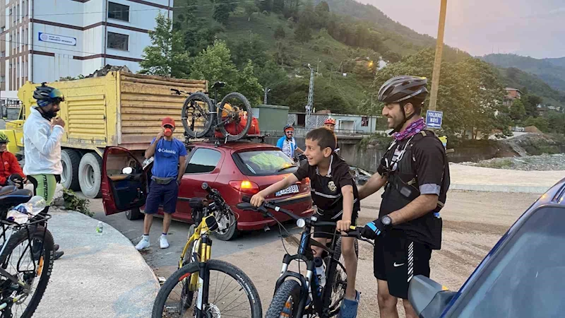 İranlı bisikletçiler ’Dünya yeşil kalsın, savaş olmasın’ diye pedal çevirdiler
