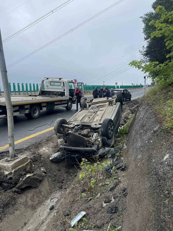 Virajı alamayan otomobil ters döndü
