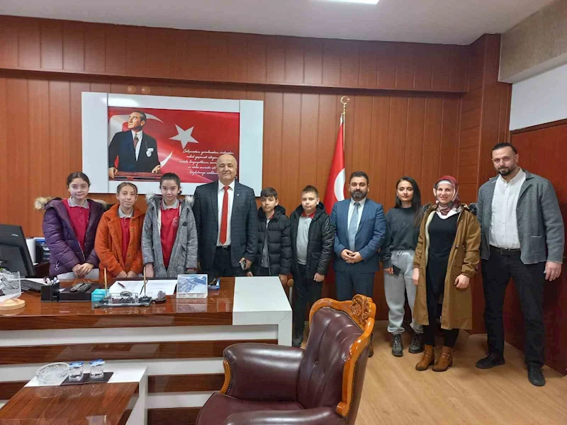 Ortaokul öğrencilerinden el emeği ürünlerinden bağış
