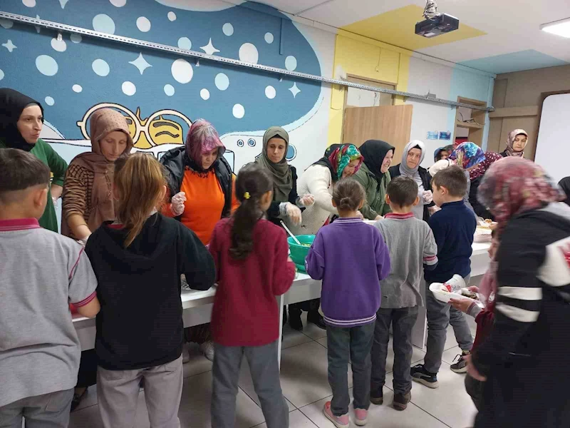 Ortaokul öğrencilerinden el emeği ürünlerinden bağış
