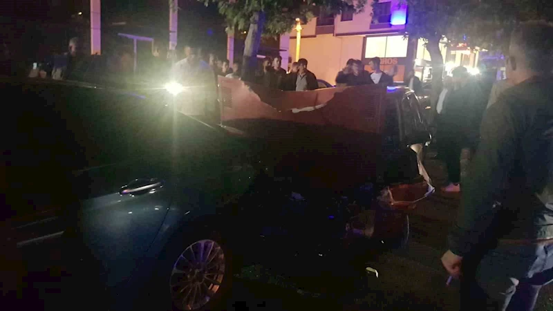 Park halindeki araçlara çarpan otomobilin sürücüsü yaralandı
