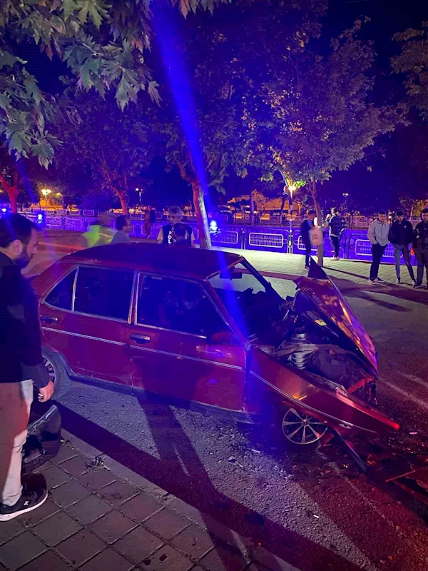 Park halindeki araçlara çarpan otomobilin sürücüsü yaralandı
