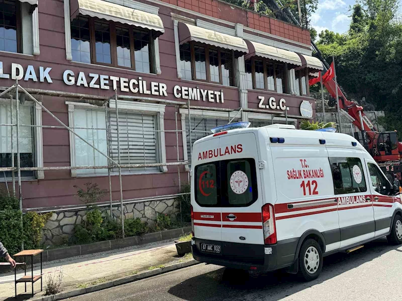 Temizlik yaparken 5 metre yükseklikten beton zemine düştü
