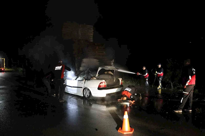 Tıra ok gibi saplanan otomobil alev alev yandı: 1 ölü

