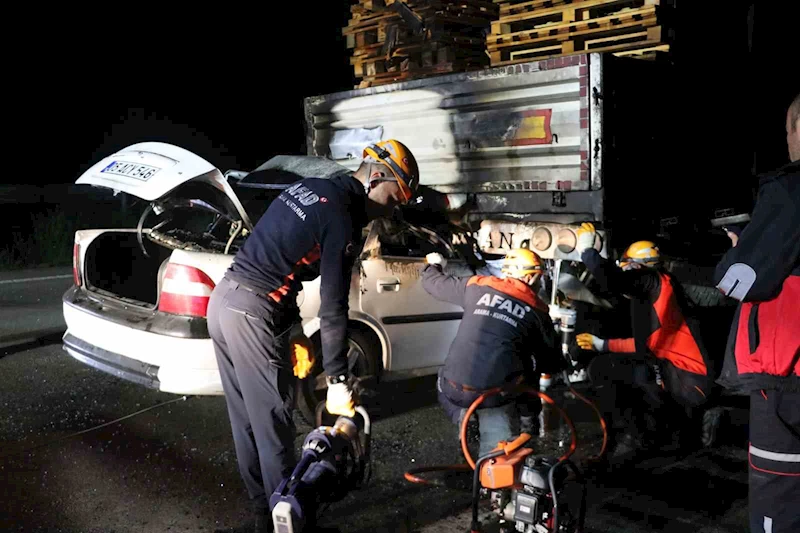 Tıra ok gibi saplanan otomobil alev alev yandı: 1 ölü
