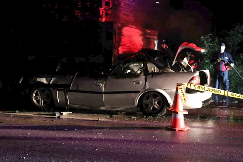 Tıra ok gibi saplanan otomobil alev alev yandı: 1 ölü
