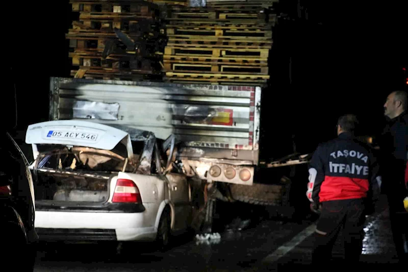 Tıra ok gibi saplanan otomobil alev alev yandı: 1 ölü
