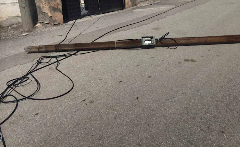 Telefon direğini deviren kepçe olay yerinden kaçtı
