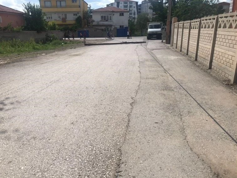 Telefon direğini deviren kepçe olay yerinden kaçtı
