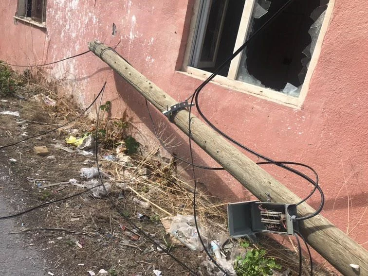 Telefon direğini deviren kepçe olay yerinden kaçtı
