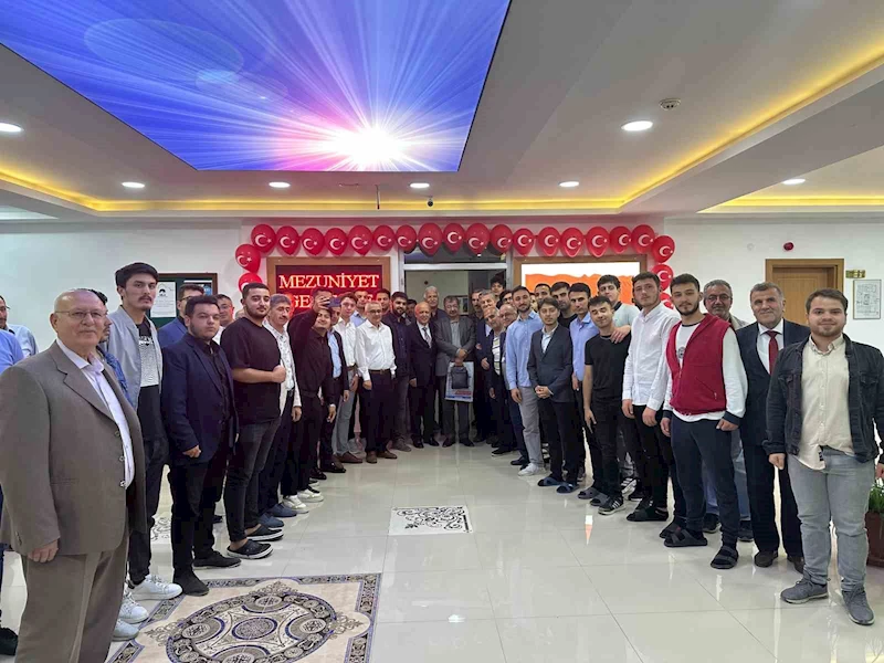 Üniversite öğrencilerinin mezuniyet coşkusu: Yazar Hayati İnanç ile buluştular
