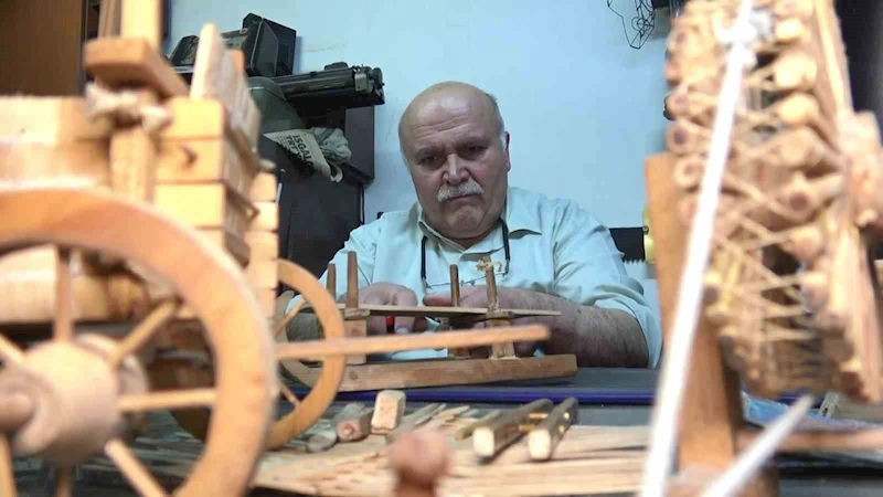 40 yıllık kasap, çocukların özlemlerini gidermek için yaptığı ahşap oyuncakları dükkanında sergiliyor
