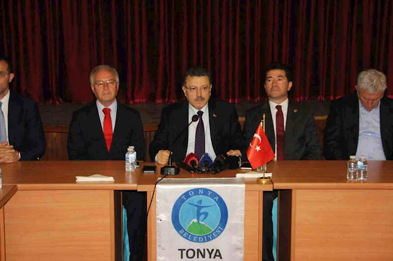 Memurları tarafından darp edilen Tonya Belediye Başkanı Beşel’e başkanlardan destek
