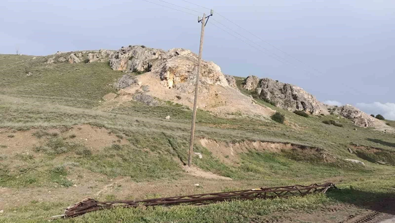 Kontrolden çıkan araç elektrik direğine çarptı: 2 yaralı
