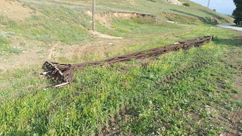 Kontrolden çıkan araç elektrik direğine çarptı: 2 yaralı
