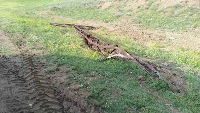 Kontrolden çıkan araç elektrik direğine çarptı: 2 yaralı
