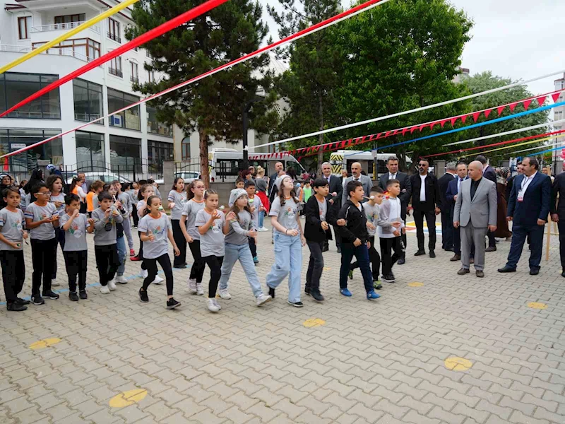 Veliler çocukluklarına döndü: Çocuklarıyla geleneksel oyunları oynadı
