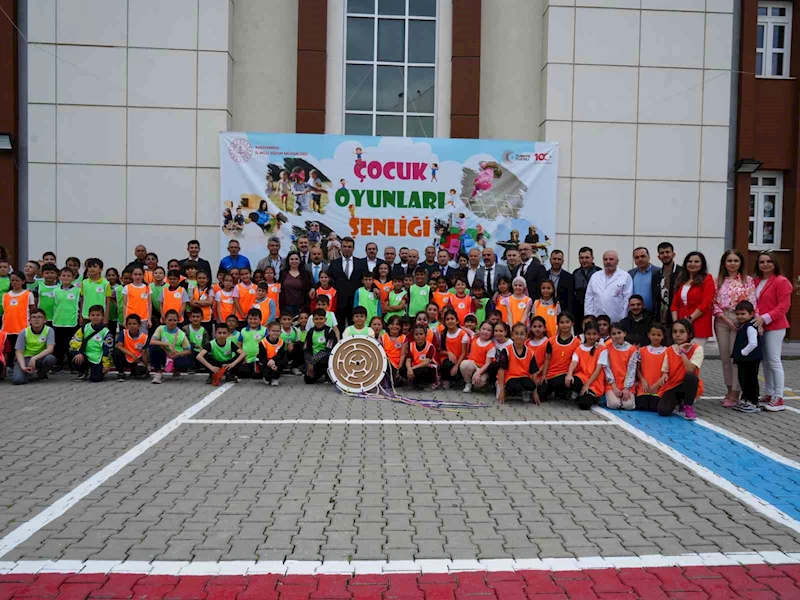 Veliler çocukluklarına döndü: Çocuklarıyla geleneksel oyunları oynadı
