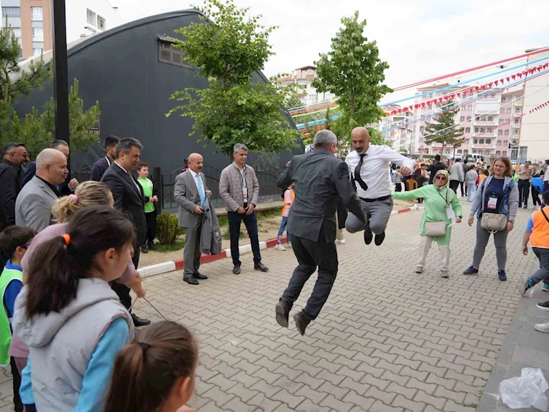 Veliler çocukluklarına döndü: Çocuklarıyla geleneksel oyunları oynadı
