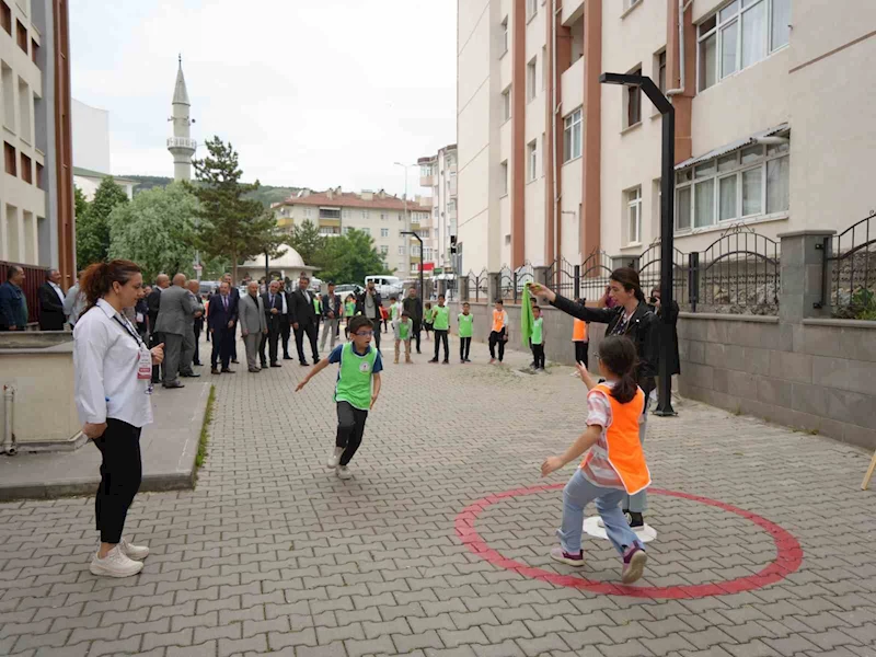 Veliler çocukluklarına döndü: Çocuklarıyla geleneksel oyunları oynadı

