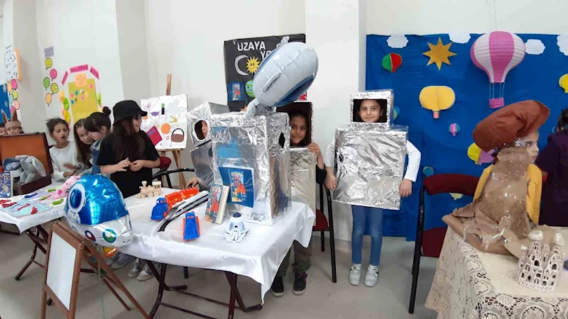 Kitapta geçen obje ve karakterleri canlandırdılar
