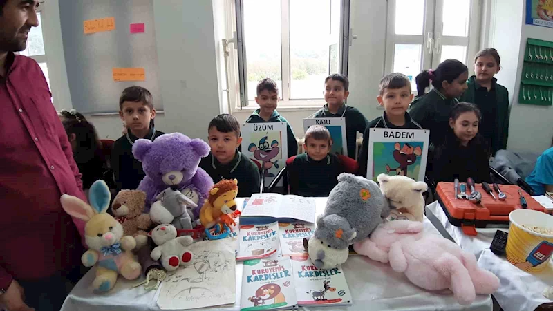 Kitapta geçen obje ve karakterleri canlandırdılar
