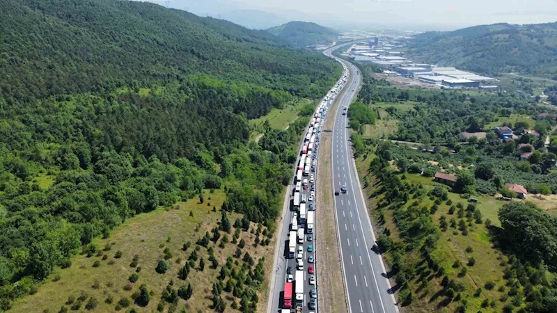 TEM’de tır devrildi, kilometrelerce kuyruk oluştu
