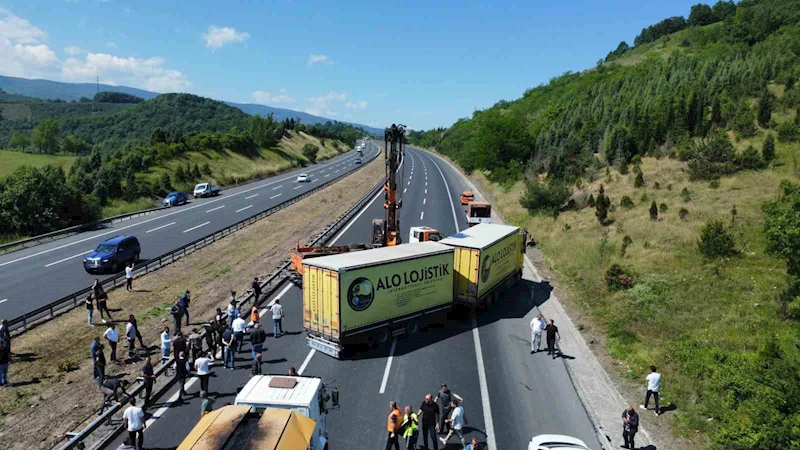 TEM’de tır devrildi, kilometrelerce kuyruk oluştu
