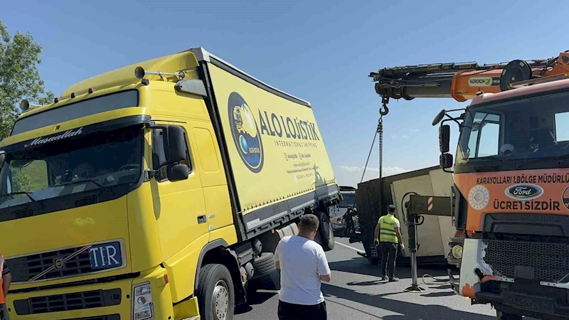 TEM’de tır devrildi, kilometrelerce kuyruk oluştu
