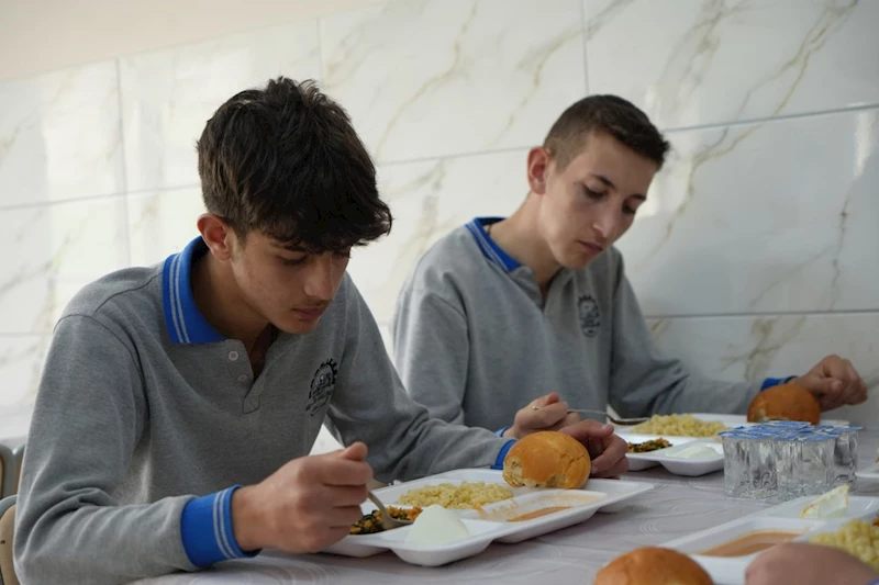 Bu lisede hem üretim hem eğitim yapılıyor
