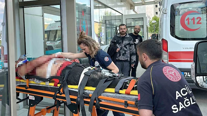 Evde tartıştığı arkadaşını önce bıçakladı, ardından balkondan aşağıya attı
