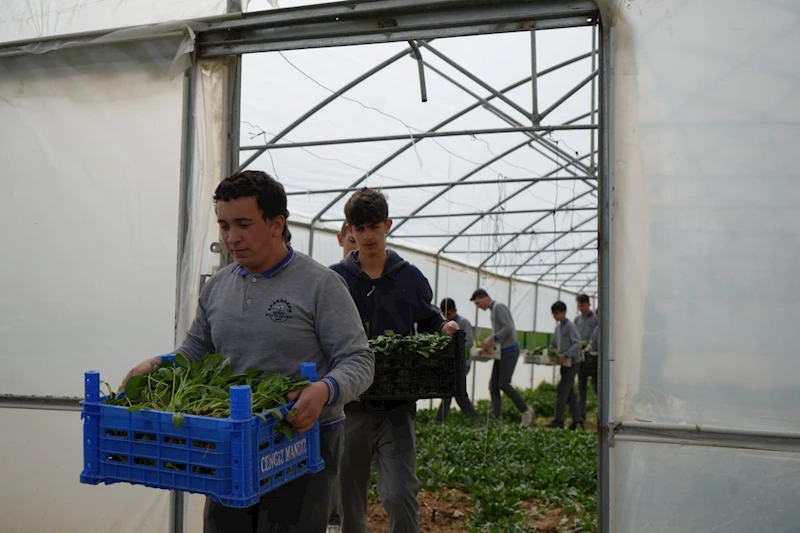 Bu lisede hem üretim hem eğitim yapılıyor
