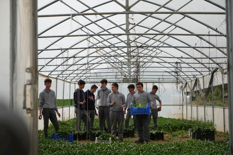 Bu lisede hem üretim hem eğitim yapılıyor
