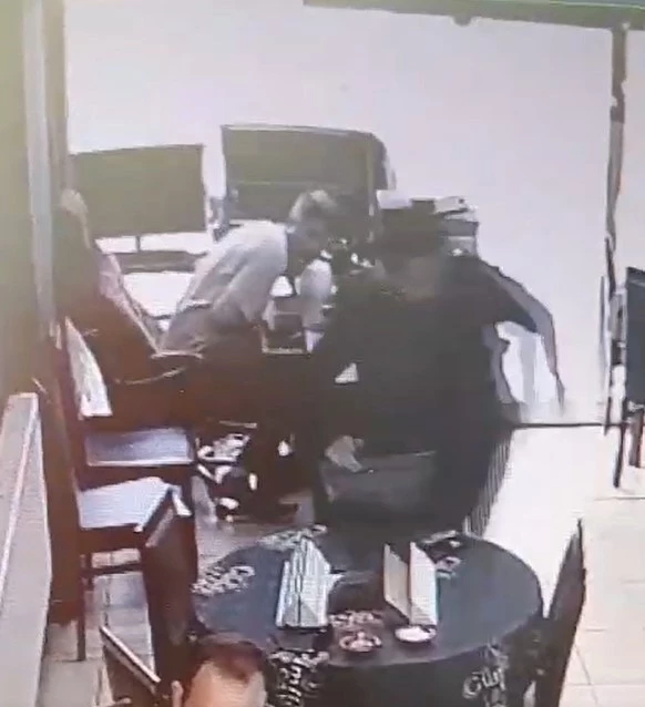 AK Parti Kürtün İlçe Gençlik Kolları Başkanına bıçaklı saldırı kamerada
