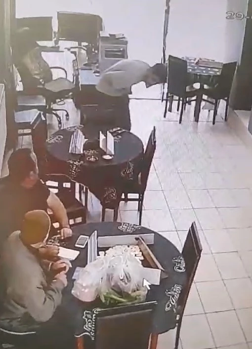 AK Parti Kürtün İlçe Gençlik Kolları Başkanına bıçaklı saldırı kamerada
