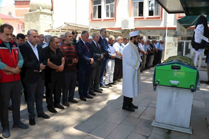 Polisleri çay içmeye davet etmişti, şehit annesi son yolculuğuna uğurlandı
