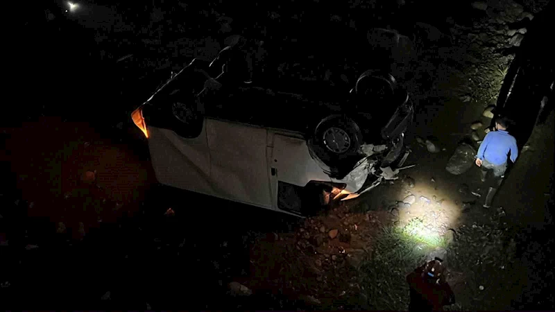 Rize’de dereye uçan aracın sürücüsü yaralandı
