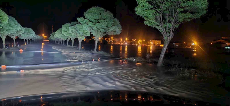Alaca’da sağanak yağış hayatı felç etti

