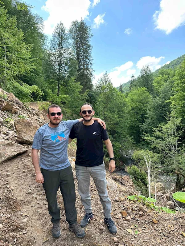 Ormanlık alanda yaban kedisi cep telefonu ile görüntülendi
