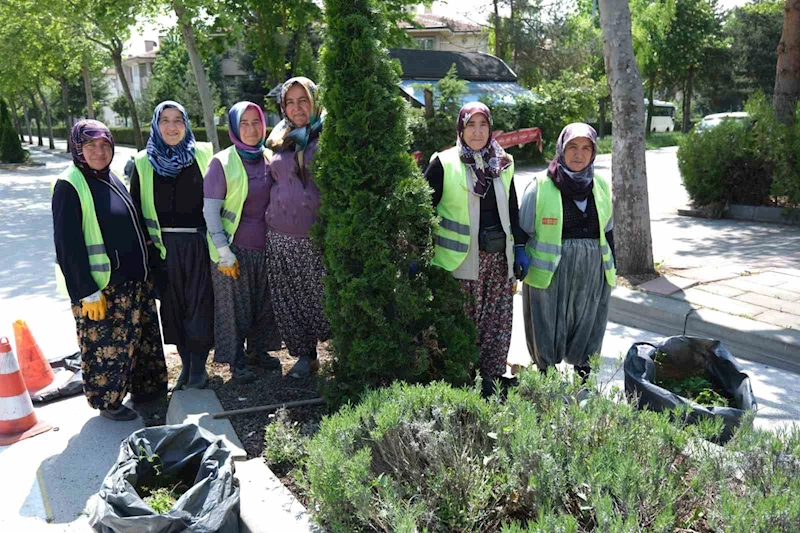 Park ve bahçelere kadın eli değdi
