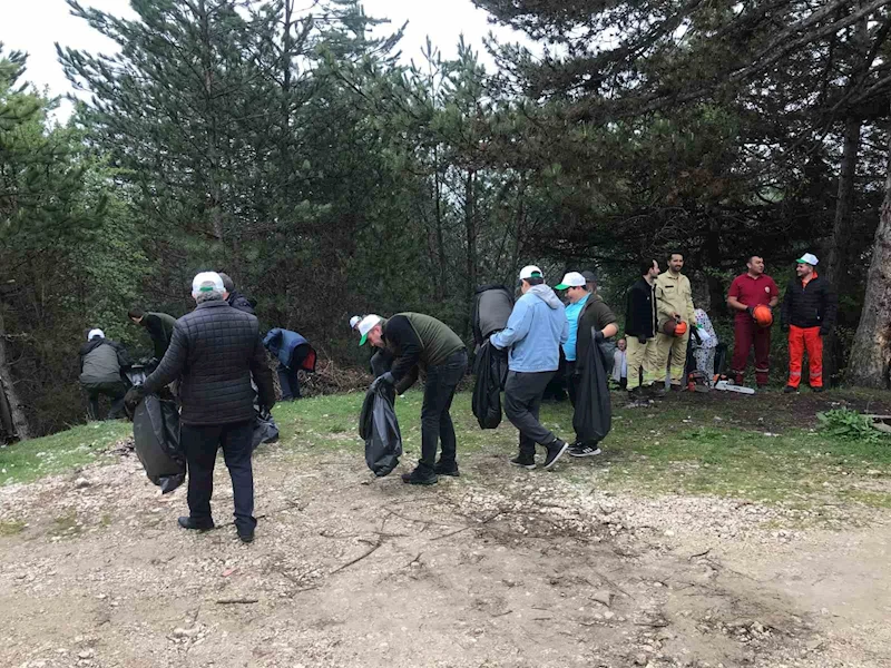 Ormana atılan çöpler el birliğiyle toplandı
