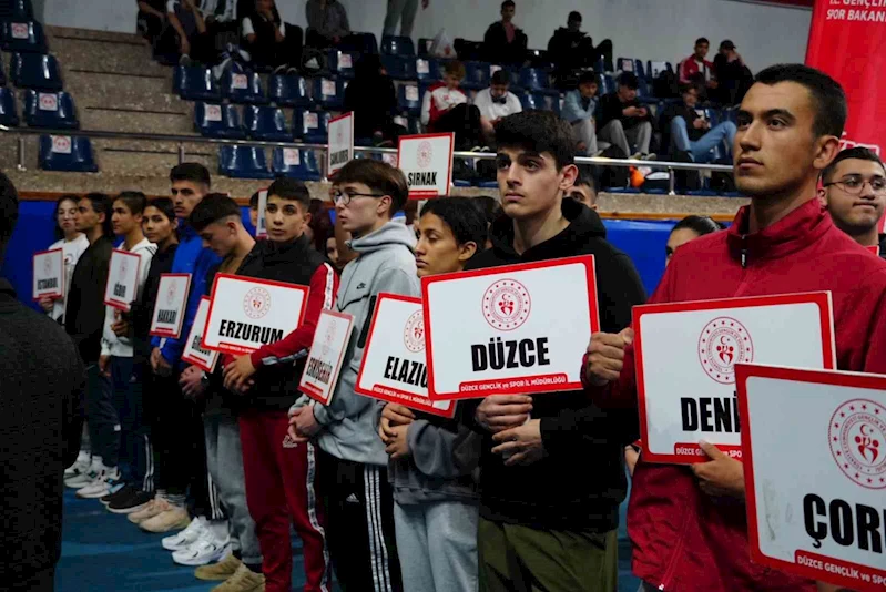 500 sporcu şampiyon olmak için yumruk sallıyor
