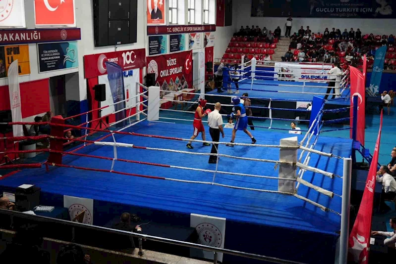 500 sporcu şampiyon olmak için yumruk sallıyor
