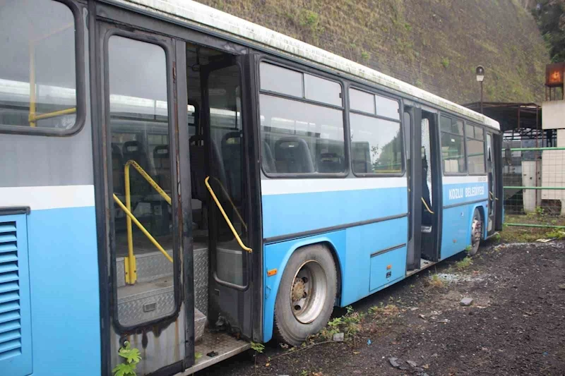 Belediyenin park halindeki otobüslerine zarar verildi
