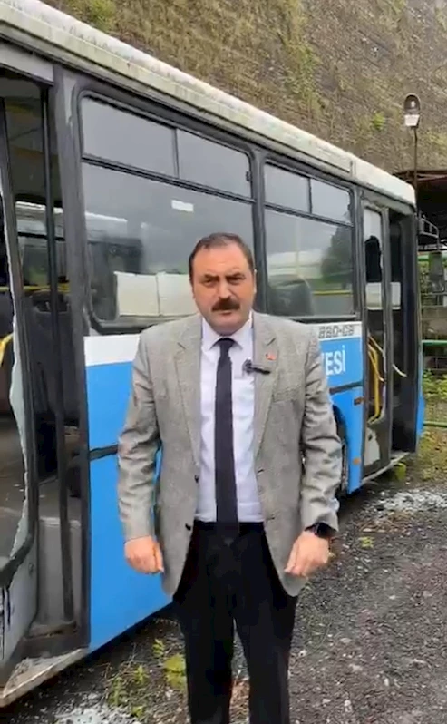 Belediyenin park halindeki otobüslerine zarar verildi
