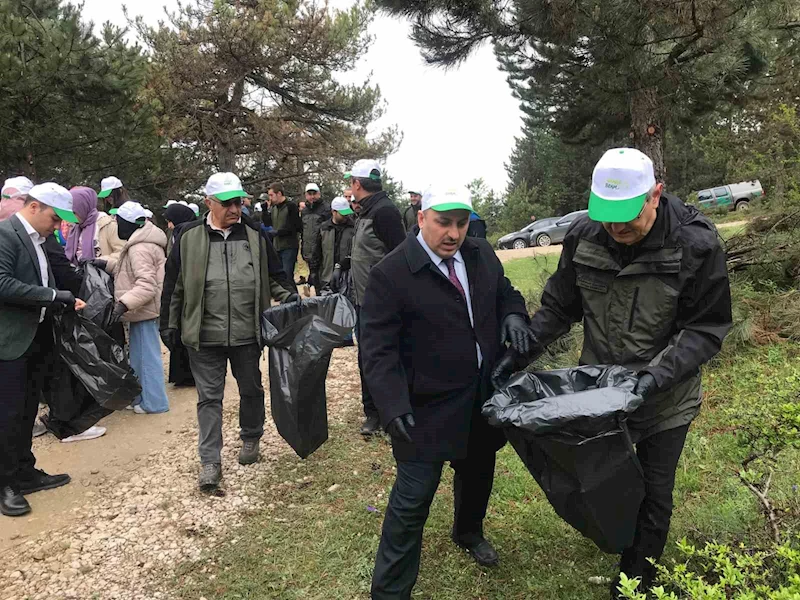 Ormana atılan çöpler el birliğiyle toplandı
